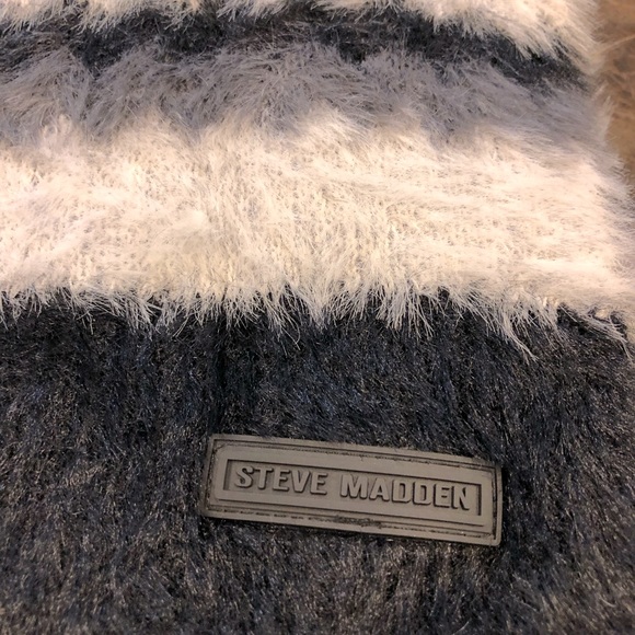 Steve Madden-Brushed Knit Chevron Stripe Scarf-NWT - Picture 4 of 5